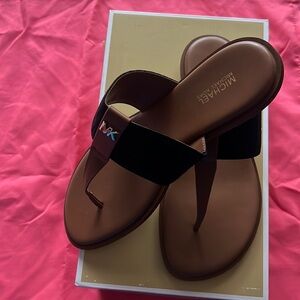 Verity thong w/ textured MK elastic